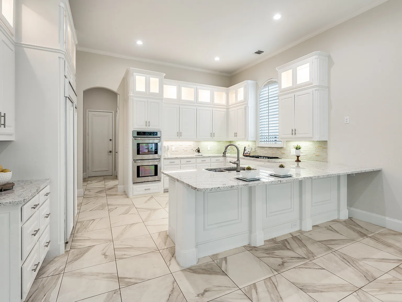 3 bed, 3.5 bath, 3167 sqft, $6,000 — Photo 2
