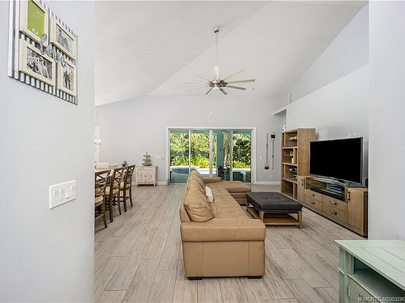 4th image of 467 SE Whitmore Dr