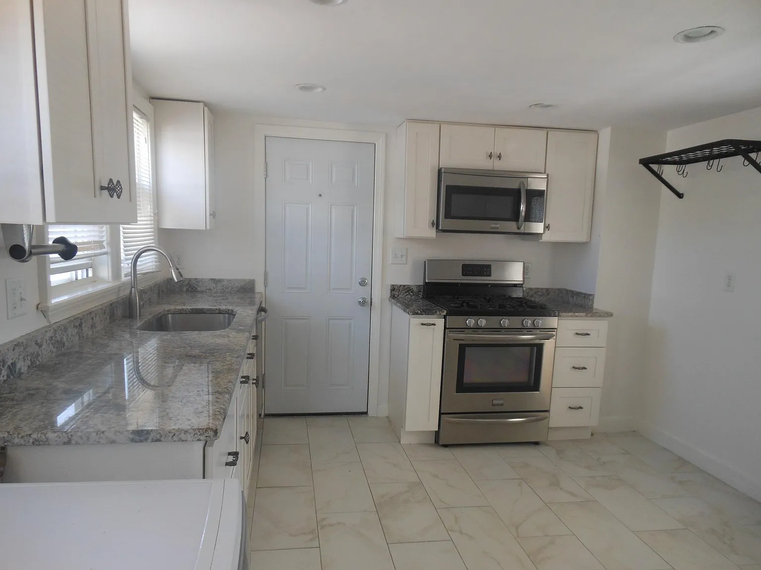 3 bed, 1200 sqft, $2,800 — Photo 4
