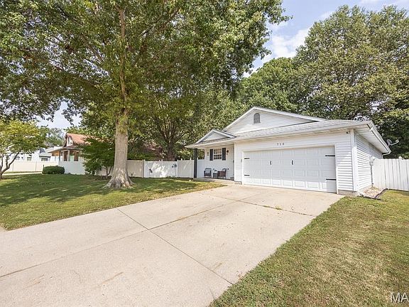 3rd image of 712 Country Oaks Ln