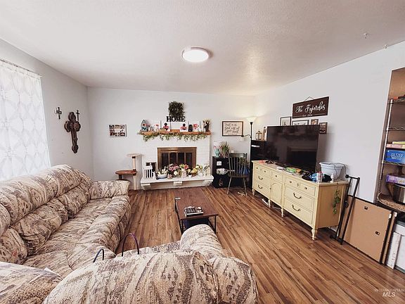 4th image of 2108 Crestwood Dr