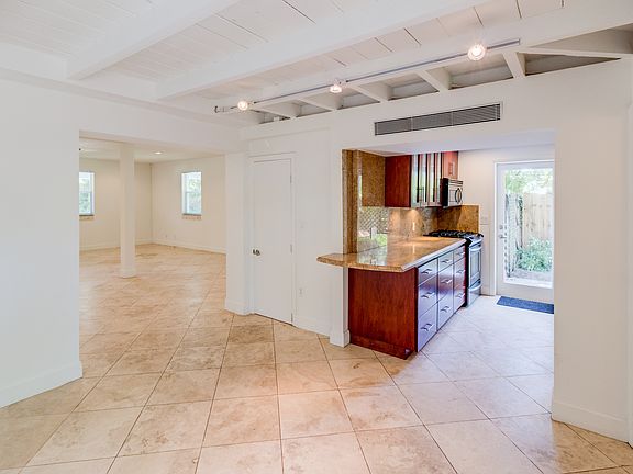 4th image of 829 SW 18th Ct