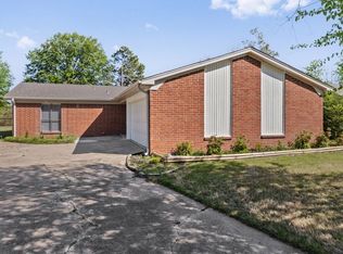 1019 N Roselawn Dr W, West Memphis, AR 72301