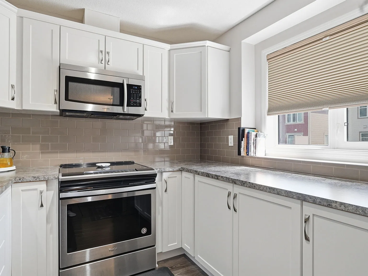 The Cityscape Townhome 2 Bed, 2.5 Bath with Heated Garage — Photo 4