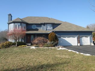51 Twin Lakes Dr, Waterford, CT 06385