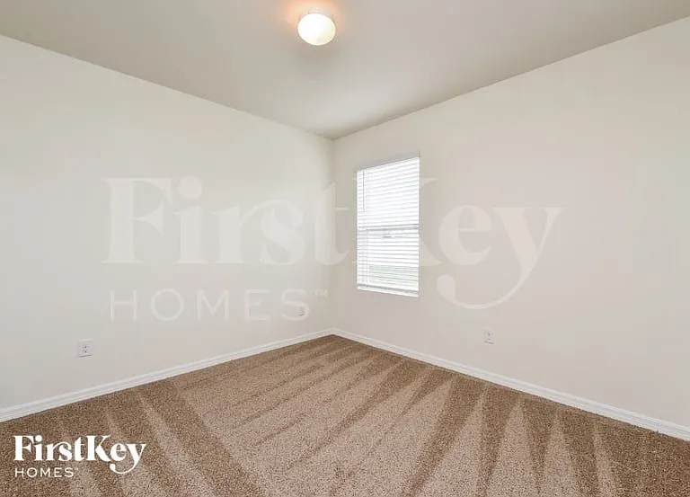 209 SW 20th St — Photo 10