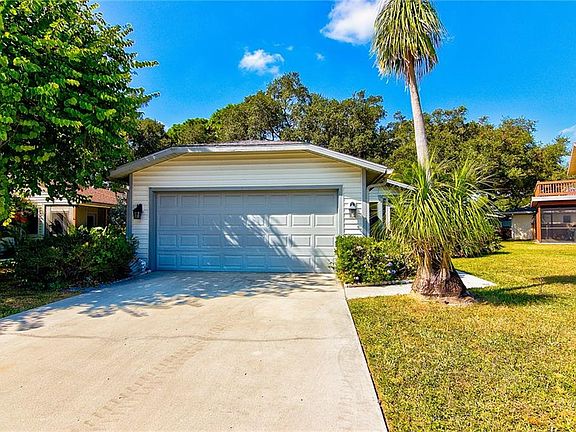 5th image of 352 Bearded Oaks Cir
