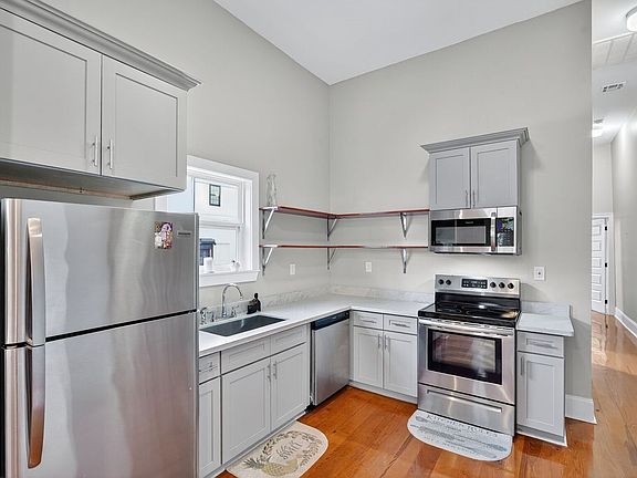 5th image of 2600 Banks St