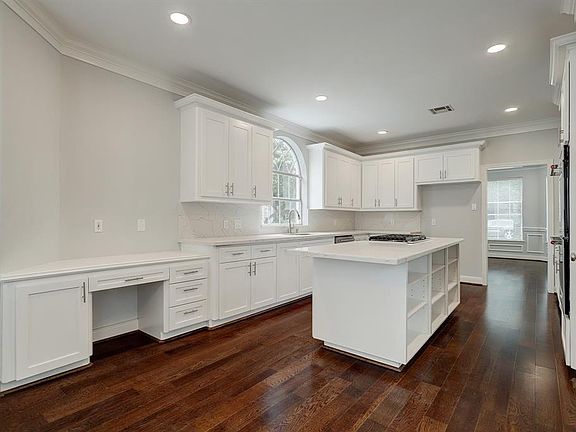 3rd image of 4810 Wedgewood Dr