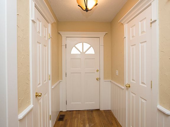 Waincoting in Entryway