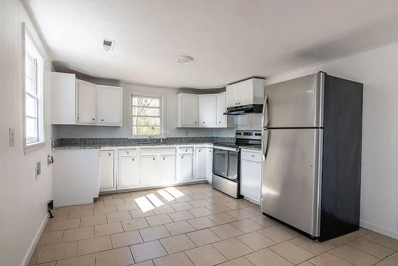 3 bed, 2.0 bath, 1215 sqft, $1,350 — Photo 4