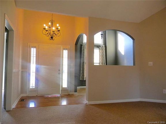 3rd image of 122 Woodbend Dr