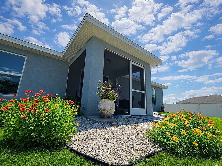 2804 NE 2nd Pl — Photo 3