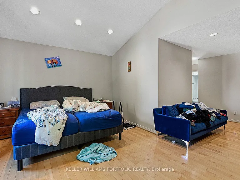 73 Jessica Gdns — Photo 25