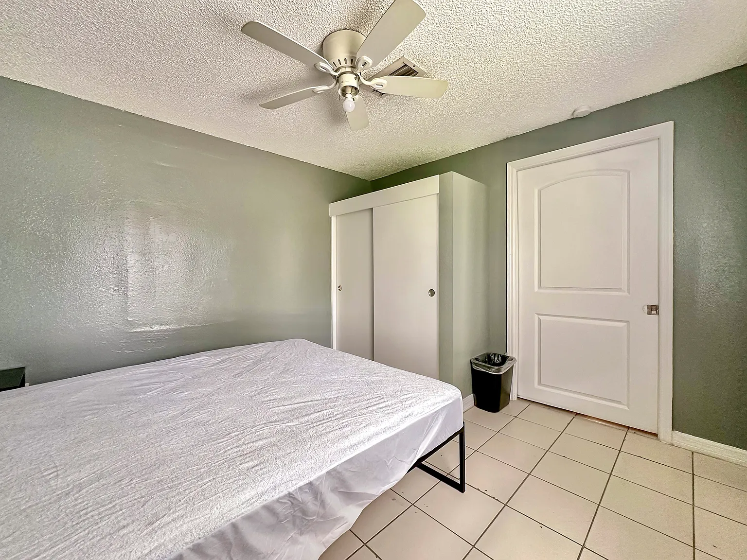 4 bed, 1.0 bath, 950 sqft, $884 — Photo 3