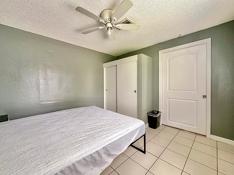 Sun Glo Avenue Quadplex — Photo 3