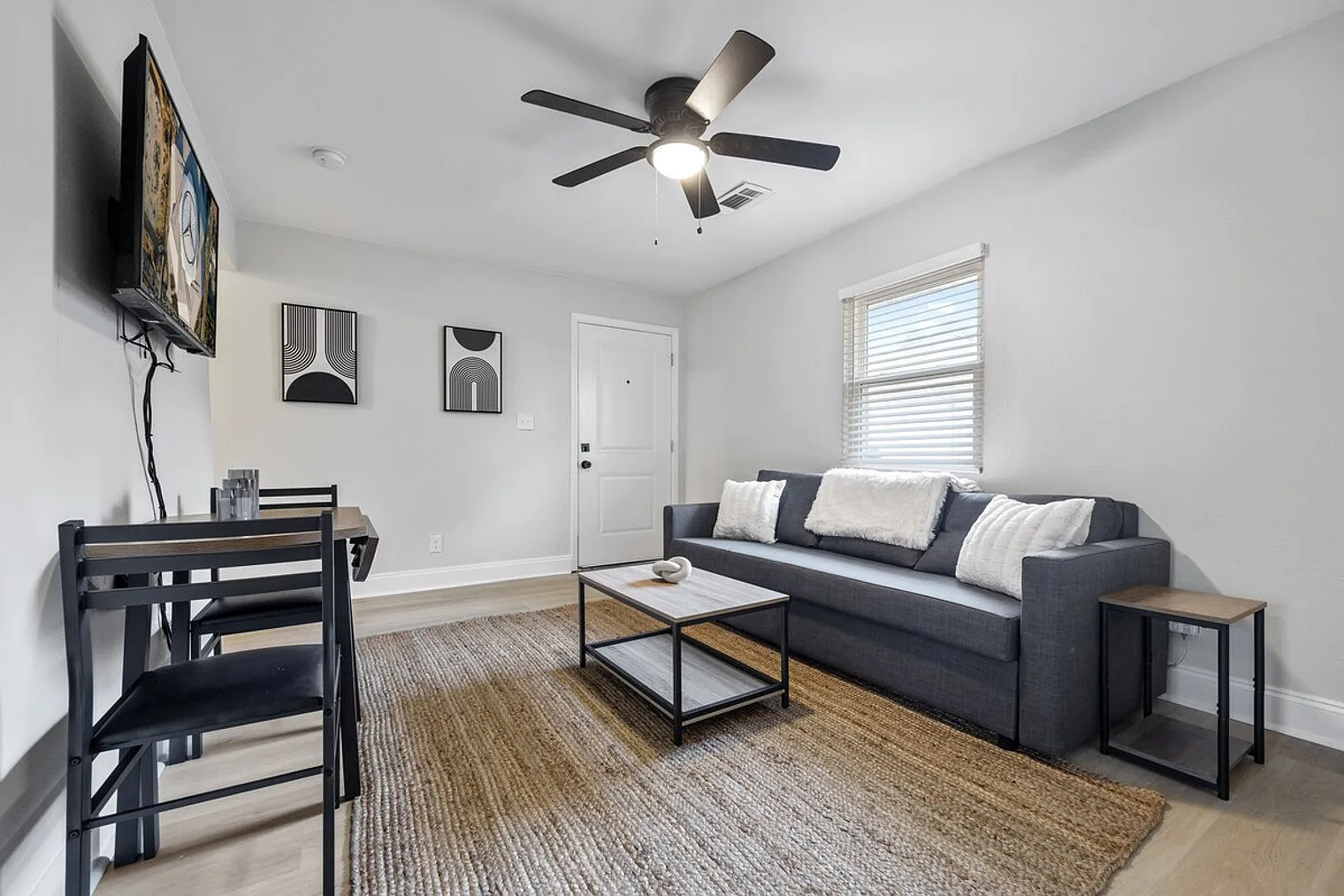 2 bed, 1.0 bath, $4,268 — Photo 4