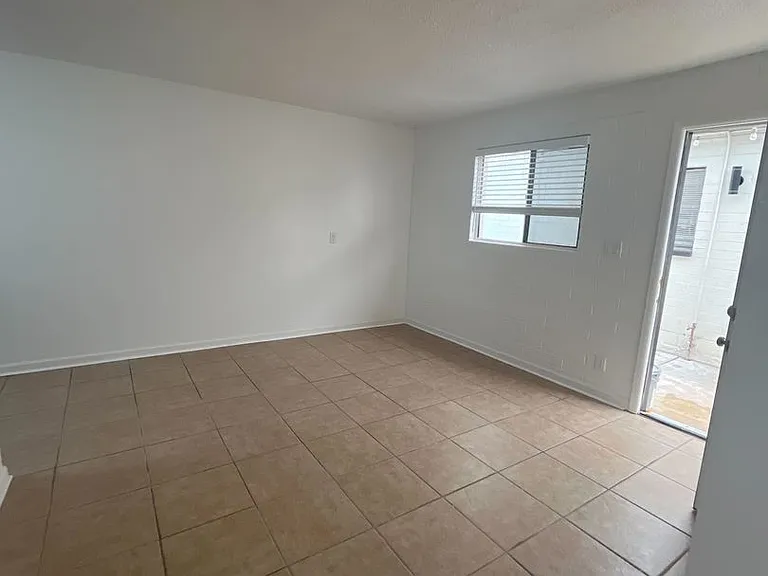 1433 S Kenneth Pl — Photo 7