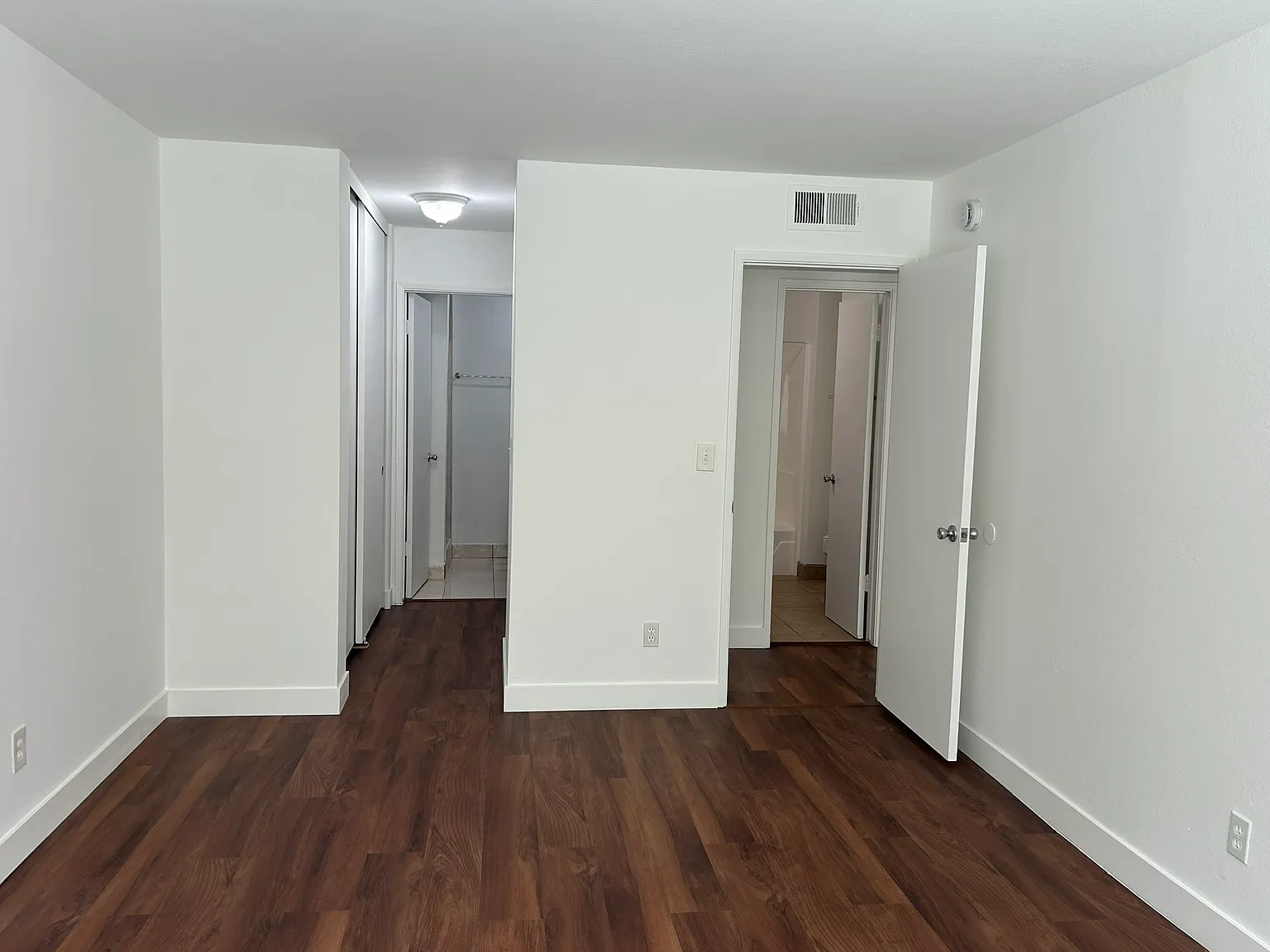 2 bed, 700 sqft, $2,550 — Photo 2