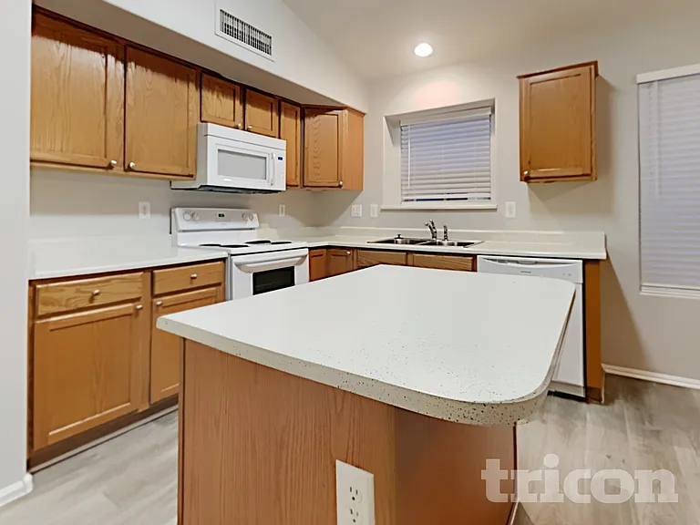 15833 W Moreland St — Photo 8