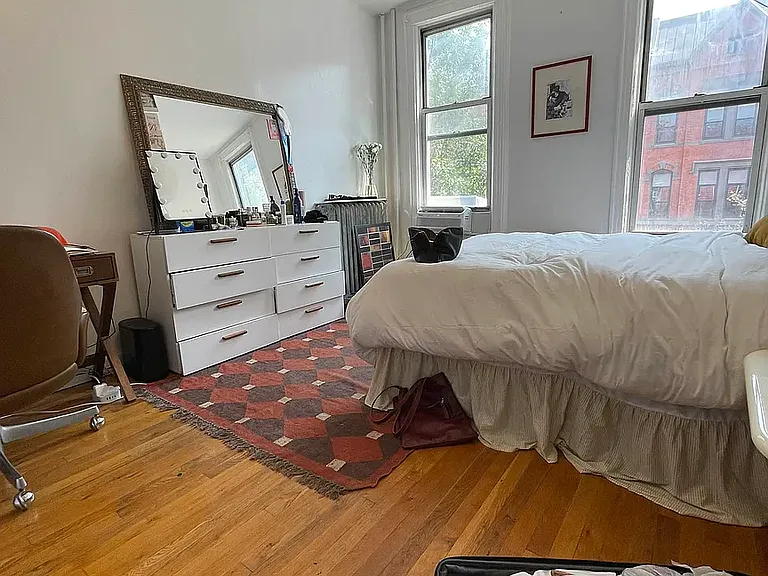 141 Montrose Ave #3R — Photo 2