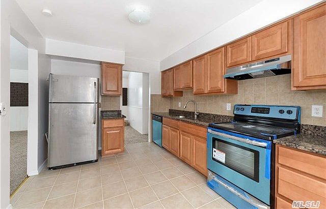 1st image of 15 Lakeview Ct