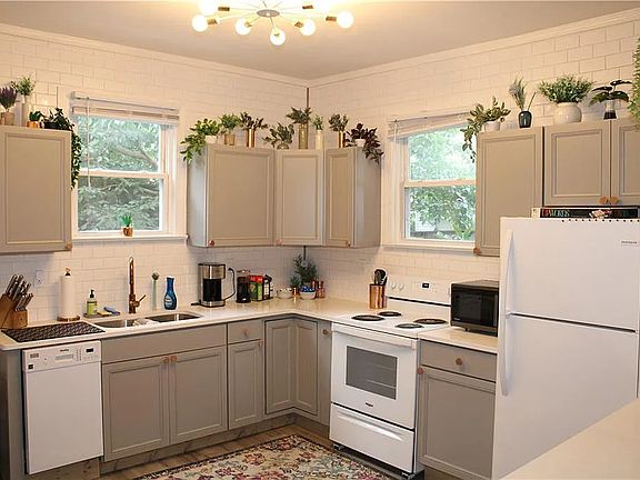 5th image of 143 W Balview Ave #2