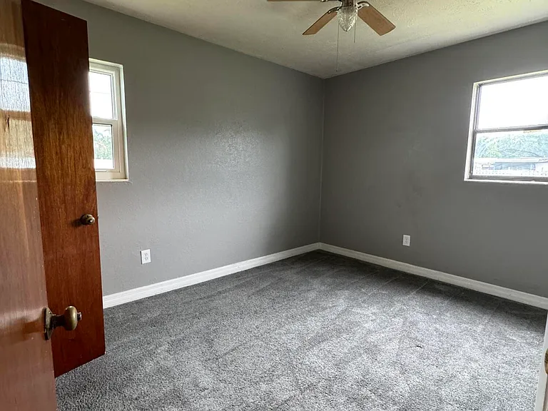 2506 Stratford Dr — Photo 8