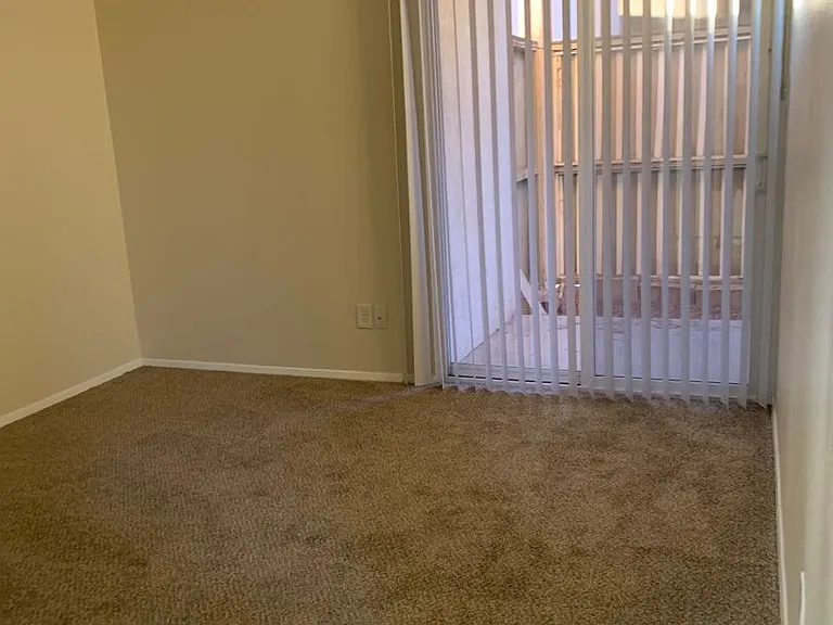 Large Quiet Two Bedroom — Photo 16