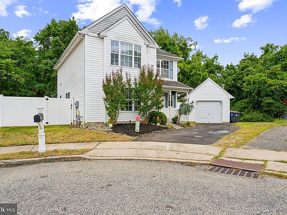 2nd image of 146 Hamlet Ct