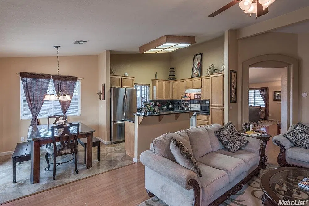 4 bed, 1878 sqft, $3,195 — Photo 2