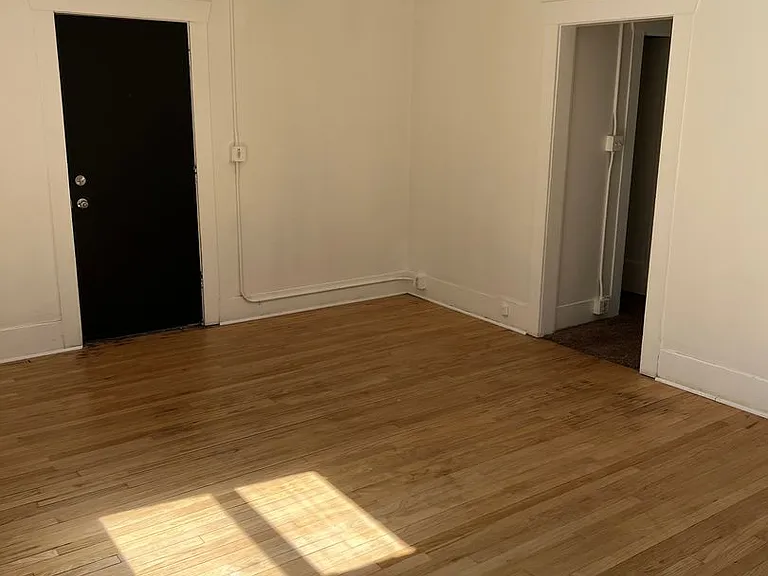 420 S 6th Ave — Photo 2