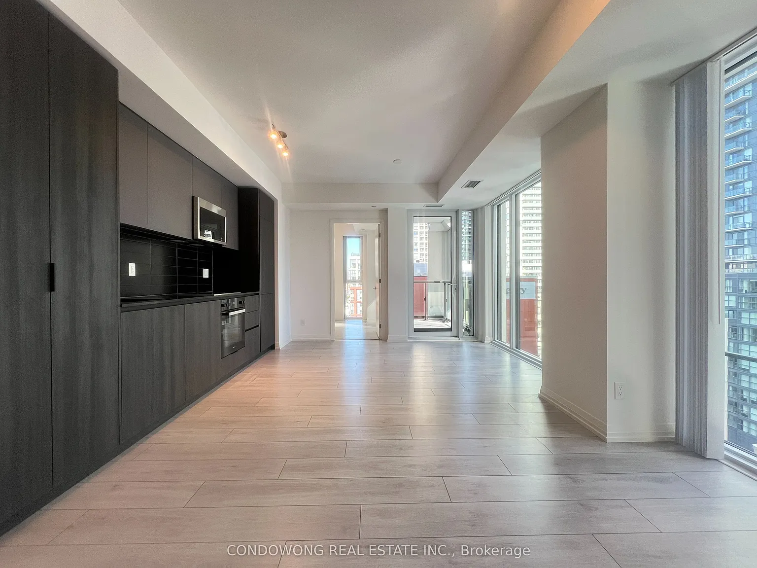 400 King St W — Photo 2