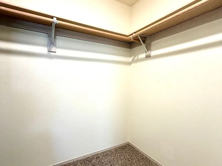 0174-06PP Lindsey Anne Apartments — Photo 9