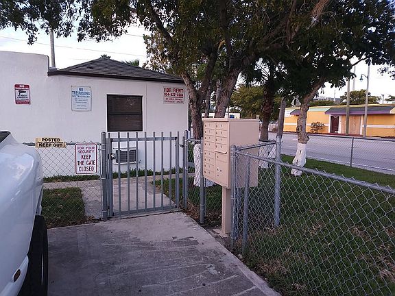 3rd image of 5901 Broadway