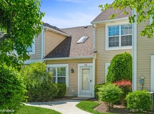 570 Le Parc Cir, Buffalo Grove, IL 60089