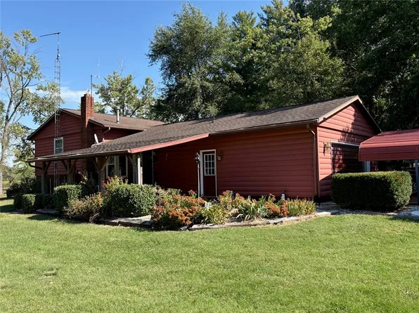 811 N Ash St, Saint Elmo, IL 62458