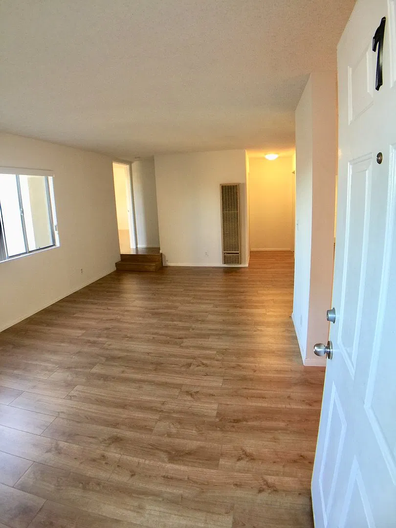 Delightful Living in Lawndale! — Photo 4