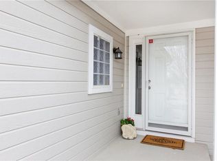 1304 NW Hidden Ridge Ct, Blue Springs, MO 64015