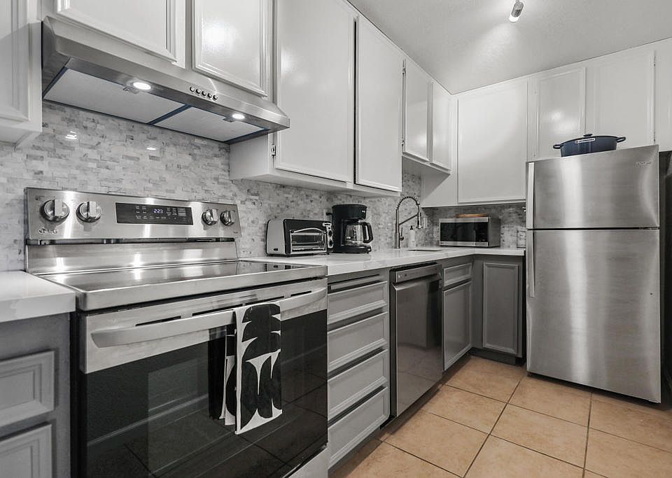 1st image of 2820 N Arcadia Ct #204