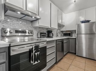 2820 N Arcadia Ct #204, Palm Springs, CA 92262