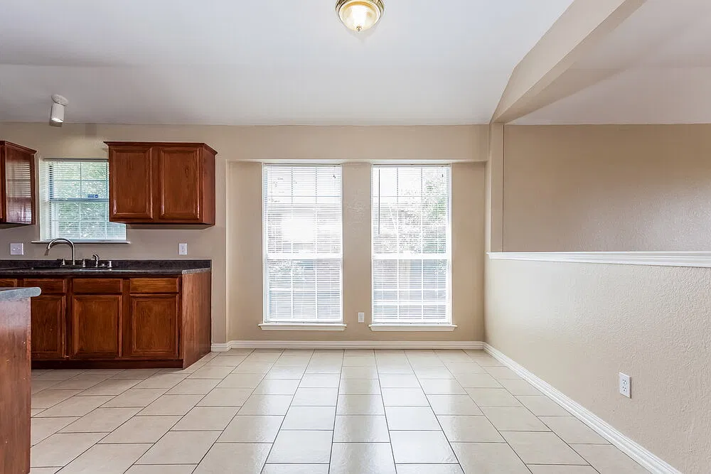 3 bed, 2.0 bath, 1983 sqft, $2,460 — Photo 4