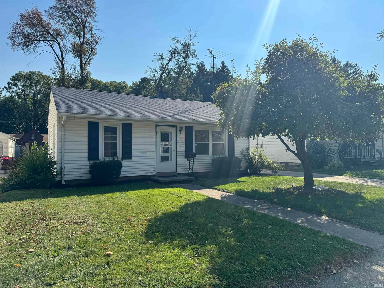 2 bed, 1.0 bath, 744 sqft, $1,390 — Photo 2
