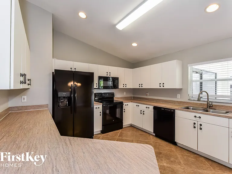 3736 SW Santa Barbara Pl — Photo 5