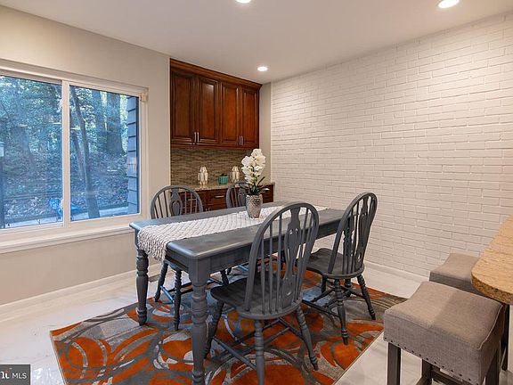 Dining area and breakfast bar