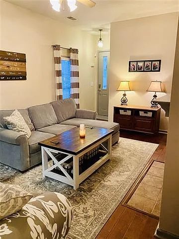 3 bed, 2.5 bath, 1500 sqft, $1,595 — Photo 3