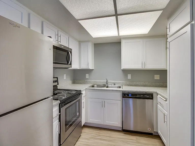 Harbor Cliff Apartments — Photo 2