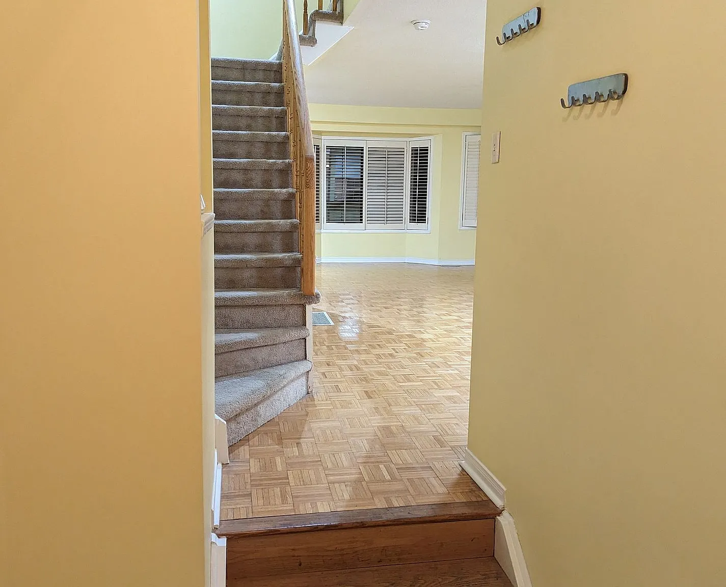 18 Clark Ave W — Photo 3