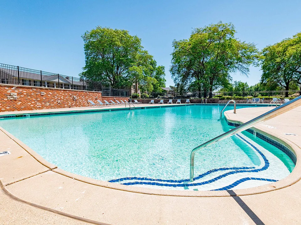 Knollwood Village Apartments