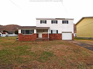 20 Elm Dr, Mount Carbon, WV 25139